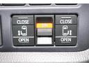 『電動スライドドア』は、坂道や狭い道などでも簡単に開閉できて便利! 運転席からもスイッチで開閉操作がかんたんに出来るので安心です。