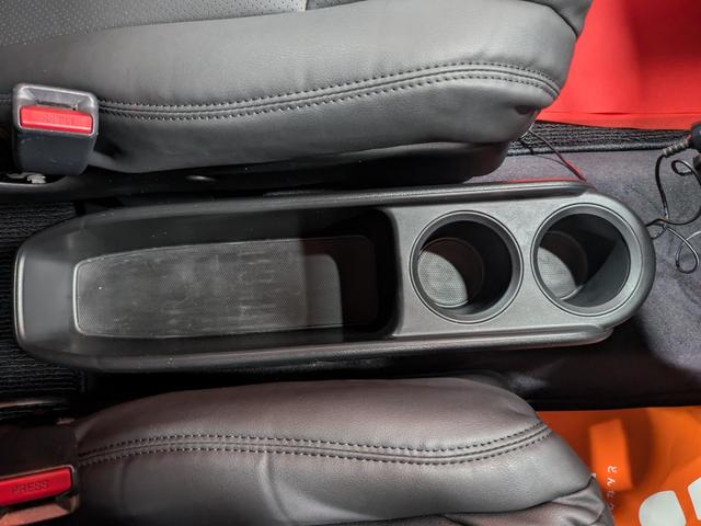 クロスロード ＨＩＤエディション　★新品オープンカントリータイヤ★電動格納ミラー★３列シート★オートライト★ＥＴＣ★盗難防止装置★キーレス★ドライブレコーダー★ＣＤ再生★集中ドアロック★（18枚目）