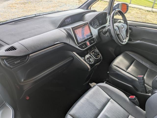 エスクァイア ハイブリッドＧｉ　ブラックテーラード　★ワンオーナー★純正１５インチアルミ★革シート★純正９インチナビ★Ｔｏｙｏｔａ　Ｓａｆｅｔｙ　Ｓｅｎｓｅ　★フルセグＴＶ★Ｂｌｕｅｔｏｏｔｈ★バックカメラ★両側パワスラ★シートヒーター★クルコン★（12枚目）