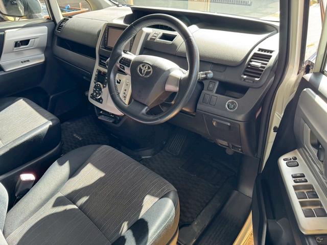 ノア Si 7人乗り 両側電動スライドドア ナビ地デジTV バックカメラ ETC スマートキー プッシュスターター 電動格納ドアミラー オートエアコン HIDヘッドライト 純正アルミホイール(5枚目)