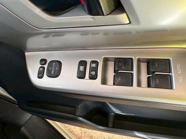 ノア Si 7人乗り 両側電動スライドドア ナビ地デジTV バックカメラ ETC スマートキー プッシュスターター 電動格納ドアミラー オートエアコン HIDヘッドライト 純正アルミホイール(13枚目)