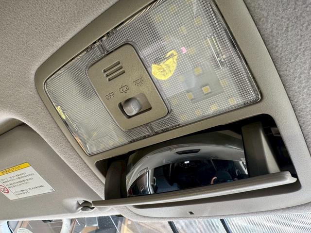 ノア Si 7人乗り 両側電動スライドドア ナビ地デジTV バックカメラ ETC スマートキー プッシュスターター 電動格納ドアミラー オートエアコン HIDヘッドライト 純正アルミホイール(17枚目)