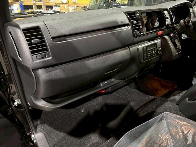 ハイエースバン ロングスーパーＧＬ　ダークプライムＳ　登録済未使用車　モデリスタエアロ　ＬＥＤヘッドライト　１５インチＡＷ　両側電動スライドドア　スマートキー　プッシュスターター　オートマチックハイビーム　レーンアシスト（18枚目）