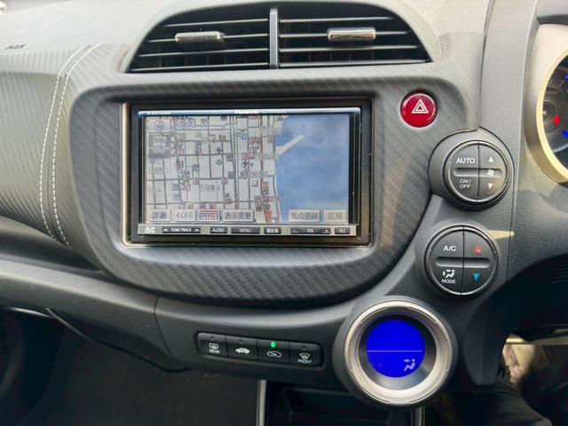 フィットハイブリッド スマートセレクション 車検令和10年2月 ナビ地デジTV Hondaスマートキーシステム オートエアコン 電動格納ドアミラー クルーズコントロール HIDヘッドライト 社外アルミホイール(6枚目)
