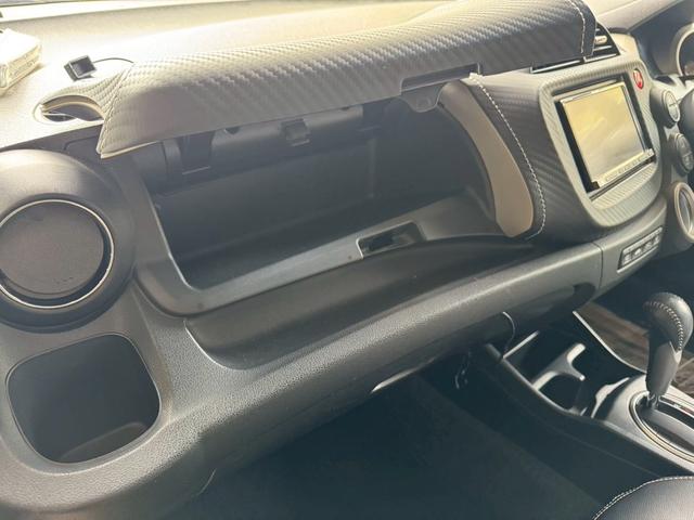 フィットハイブリッド スマートセレクション 車検令和10年2月 ナビ地デジTV Hondaスマートキーシステム オートエアコン 電動格納ドアミラー クルーズコントロール HIDヘッドライト 社外アルミホイール(16枚目)