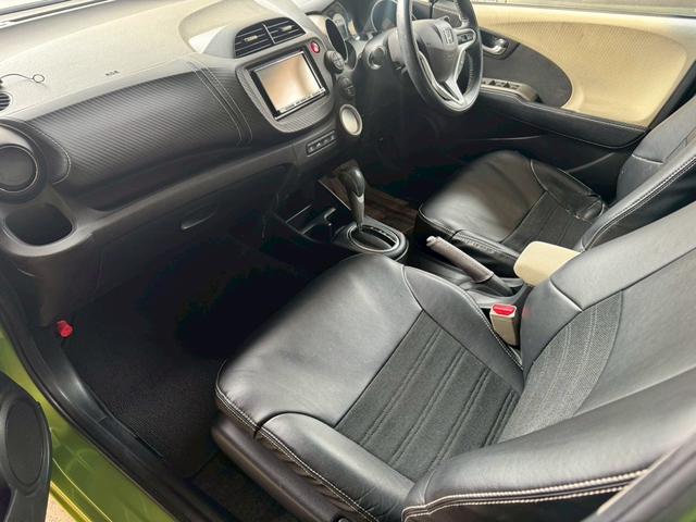 フィットハイブリッド スマートセレクション 車検令和10年2月 ナビ地デジTV Hondaスマートキーシステム オートエアコン 電動格納ドアミラー クルーズコントロール HIDヘッドライト 社外アルミホイール(22枚目)