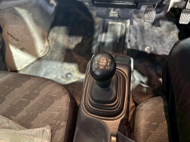 キャリイトラック ＫＣエアコン・パワステ　パートタイム４ＷＤ　高低二段切替式　タイミングチェーン　三方開　積載可能量３５０ｋｇ　５速ミッション　エアコン　パワーステアリング（6枚目）