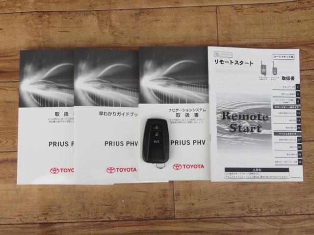 プリウスＰＨＶ Ｓナビパッケージ・ＧＲスポーツ　フルセグナビ　Ｂｌｕｅｔｏｏｔｈ　ハイブリッド機構１年保証　ＥＴＣ２．０　衝突被害軽減システム　ハーフレザーシート　ＧＲエアロ　シートヒーター　オートクルーズ　スマートキー　１８ＡＷ　ＵＳＢ挿入口（67枚目）