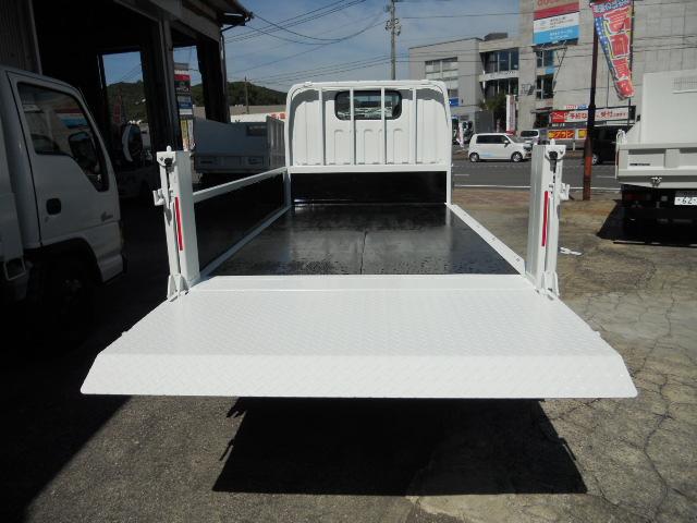 キャンター 全低床　２ｔ　垂直パワーゲート荷重６００ｋｇ　リアＷタイヤ　走行２９，０００Ｋ（8枚目）