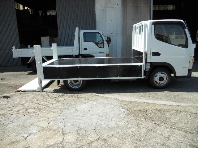 キャンター 全低床　２ｔ　垂直パワーゲート荷重６００ｋｇ　リアＷタイヤ　走行２９，０００Ｋ（11枚目）