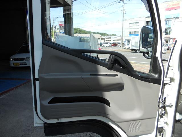 キャンター 全低床　２ｔ　垂直パワーゲート荷重６００ｋｇ　リアＷタイヤ　走行２９，０００Ｋ（33枚目）