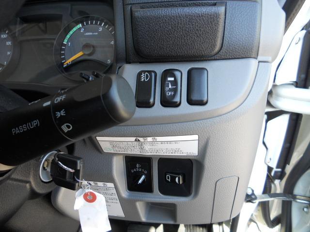 キャンター 　２ｔ　垂直パワーゲート荷重６００ｋｇ　リアＷタイヤ　走行２６００Ｋ（19枚目）