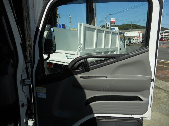 キャンター 　２ｔ　垂直パワーゲート荷重６００ｋｇ　リアＷタイヤ　走行２６００Ｋ（26枚目）