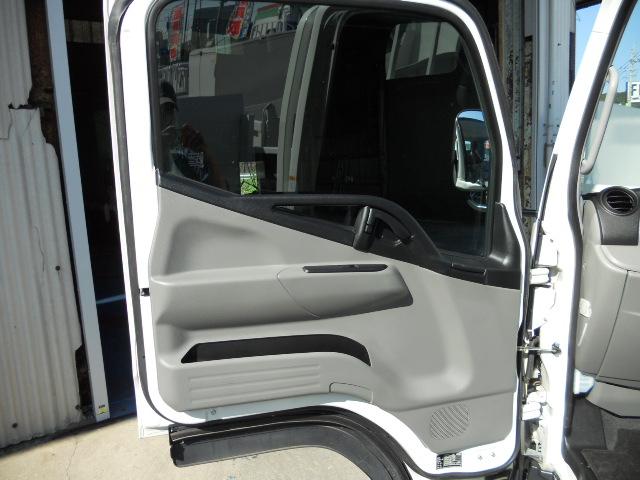 キャンター 　２ｔ　垂直パワーゲート荷重６００ｋｇ　リアＷタイヤ　走行２６００Ｋ（27枚目）