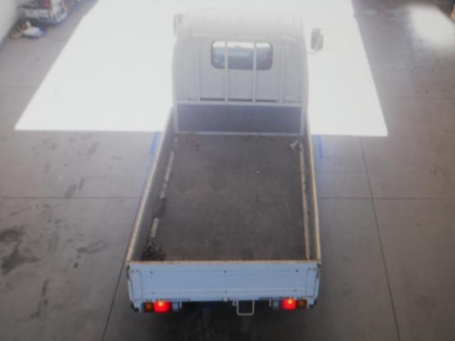 エルフトラック 2t 低床平ボディ リアWタイヤ 排気量4300CC(5枚目)