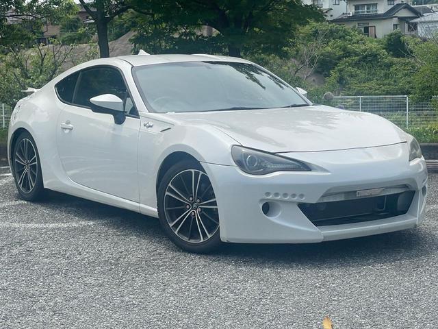 ８６ ＧＴリミテッド　ロケットバニーＦバンパー　ＯＨＬＩＮＳ　ＢＴＯ　ＤＦＶ全長調整モデル足回り　社外テールランプ　社外Ｒスポ　純正ナビ　シートヒーター　プッシュスタート　スマートキー　パドルシフト　バックカメラ（3枚目）