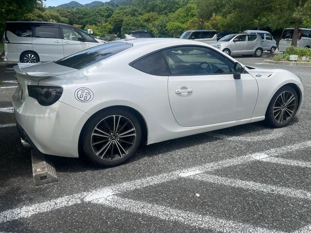 ８６ ＧＴリミテッド　ロケットバニーＦバンパー　ＯＨＬＩＮＳ　ＢＴＯ　ＤＦＶ全長調整モデル足回り　社外テールランプ　社外Ｒスポ　純正ナビ　シートヒーター　プッシュスタート　スマートキー　パドルシフト　バックカメラ（8枚目）