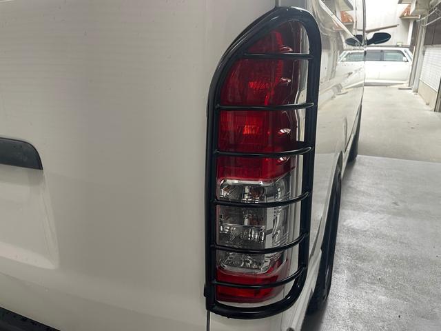 ハイエースバン ロングジャストローDX 社外マフラー 社外スピーカー バンパーガード テールランプガード ナビ 社外電格ミラー(11枚目)