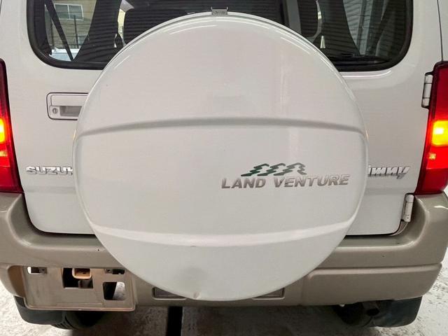 自社工場には、リフト２基・タイヤーチェンジャー・バランサーなどのご準備もございます！！タイヤは国産・海外メーカーおよび新品・中古問わずご用意できます♪その他、社外パーツのお取り付けも承ります！