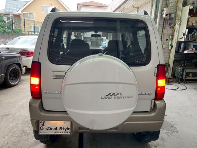 自社工場には、リフト２基・タイヤーチェンジャー・バランサーなどのご準備もございます！！タイヤは国産・海外メーカーおよび新品・中古問わずご用意できます♪その他、社外パーツのお取り付けも承ります！