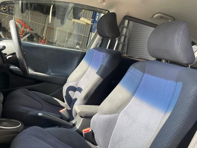 フィットハイブリッド ハイブリッド・１０ｔｈアニバーサリー　ナビ　バックカメラ　ＥＴＣ　ステアリングスイッチ　ＴＶ　ＤＶＤ再生　Ｂｌｕｅｔｏｏｔｈ（12枚目）