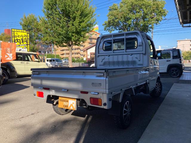 キャリイトラック ＫＣエアコン・パワステ　パートタイム４ＷＤ　高低二段切替式　（後輪駆動ベース）／ＭＴタイヤ／社外アルミ／５ＭＴ（5枚目）