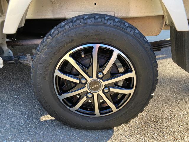 キャリイトラック ＫＣエアコン・パワステ　パートタイム４ＷＤ　高低二段切替式　（後輪駆動ベース）／ＭＴタイヤ／社外アルミ／５ＭＴ（13枚目）