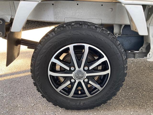 キャリイトラック ＫＣエアコン・パワステ　パートタイム４ＷＤ　高低二段切替式　（後輪駆動ベース）／ＭＴタイヤ／社外アルミ／５ＭＴ（14枚目）
