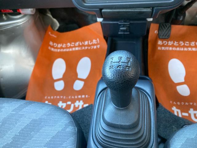 キャリイトラック ＫＣエアコン・パワステ　パートタイム４ＷＤ　高低二段切替式　（後輪駆動ベース）／ＭＴタイヤ／社外アルミ／５ＭＴ（18枚目）