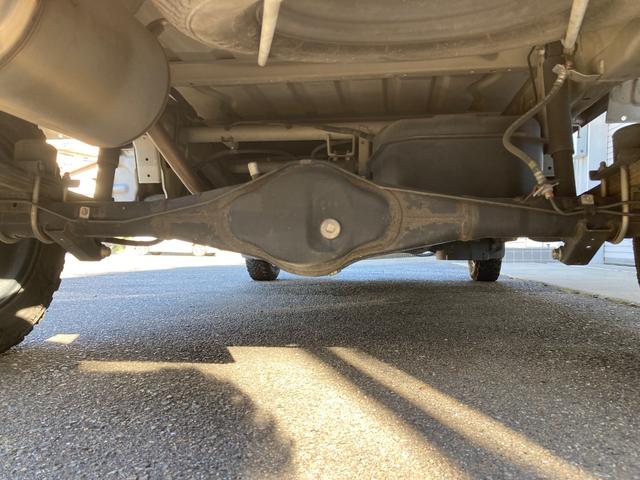 キャリイトラック ＫＣエアコン・パワステ　パートタイム４ＷＤ　高低二段切替式　（後輪駆動ベース）／ＭＴタイヤ／社外アルミ／５ＭＴ（20枚目）