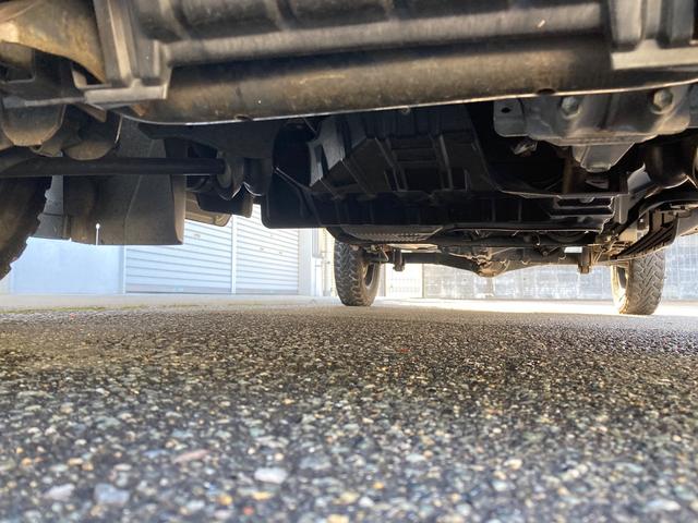 キャリイトラック ＫＣエアコン・パワステ　パートタイム４ＷＤ　高低二段切替式　（後輪駆動ベース）／ＭＴタイヤ／社外アルミ／５ＭＴ（21枚目）