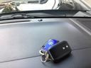 インテリジェントキー付きのお車です!カバンの中から鍵を探す手間もなくすぐに開閉できます!両手が荷物で塞がっている時や雨のときなど便利ですね!