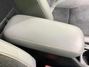 ゆったりと腕を置けるアームレストは、長距離運転の疲れを軽減。小物の収納スペースも確保されています。