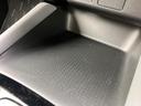 12V電源とUSBポートが搭載されています。スマートフォンやタブレットの充電に便利です。長距離ドライブでも充電切れの心配なく過ごせますね。