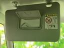 サンバイザー裏のバニティミラーは、ちょっとした身だしなみチェックに便利です。安全に関する注意喚起も確認できます。