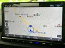 高精細なディスプレイが、運転に必要な情報を分かりやすく表示。快適なドライブをサポートする機能が満載です。目的地設定も簡単に行えます。