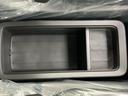 小物を整理するのに便利な収納スペース。スマートフォンや小銭などを入れて、車内をすっきりと保てます。ドライブ中のちょっとした収納に役立ちます。