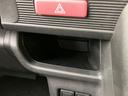 小物入れは、運転中に必要な小物を整理するのに役立ちます。安全運転をサポートする機能の一つです。