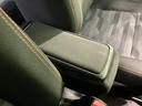運転席側の腕をゆったりと置けるアームレストは、長距離運転の疲労を軽減します。収納スペースも備わっているので、小物を整理するのに役立ちます。