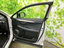 落ち着いた色合いが、車内空間を上品に演出します。質感の良い素材が、心地よいドライブをサポート。◆画像認識AIによる推定であり実際と異なる場合があります。