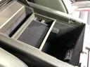 小物を整理整頓できる収納スペース。ドライブ中の必需品をコンパクトに収納でき、車内をすっきりと保てます。使い勝手にも配慮した設計です。