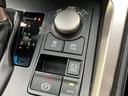 シフトレバー周りの操作部です。ドライブモードの切り替えや、パーキングブレーキの操作も簡単に行えます。安全で快適な運転をサポートします。