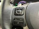 ステアリングスイッチです。オーディオの操作や、ハンズフリー通話などが可能です。運転中に手を離さずに操作できるので、安全性が向上します。