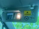 サンバイザー裏側のミラーは、運転中の視界を確保し、安全運転をサポート。エアバッグに関する注意喚起も確認できます。安全性への配慮が感じられます。