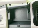 小物を整理できる便利な収納スペース。車内空間を有効活用し、快適なドライブをサポートします。