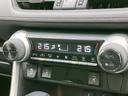 温度や風量を細かく調整できるエアコン操作部。快適な車内環境を維持し、快適なドライブをサポートします。デュアルコントロールで同乗者も快適です。