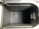 小物を整理できる収納スペース。スマートフォンや小物を入れて、車内をすっきりと保てます。運転に集中できる環境づくりに役立ちます。