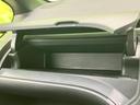 開閉しやすい位置に収納スペースを設け、車内で使う小物をまとめておけます。必要なものを手元で確認しやすく、同乗者にとっても使い勝手のよい実用的な収納です。