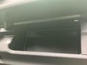 肘掛け部分に設けられた収納スペースが、細々とした荷物をスマートに整理します。車内空間を有効活用できます。