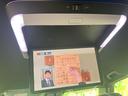 後部座席からも楽しめる、ユニークなサンシェードモニター。移動時間も快適に過ごせるように、エンターテイメント空間を創出するオプションです。